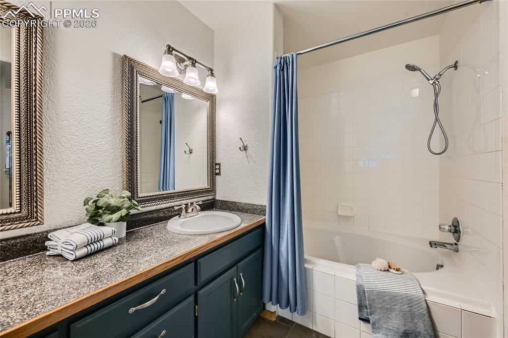 Image 18 of 37: Primary en-suite