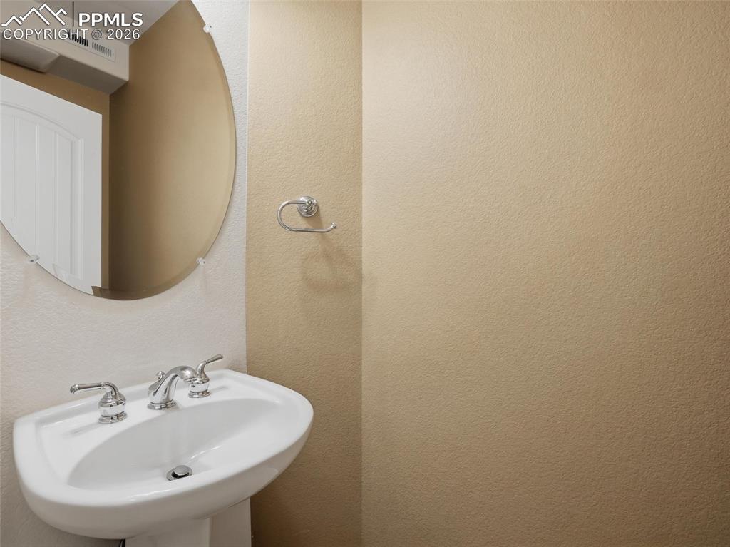 Image 17 of 43: Bathroom