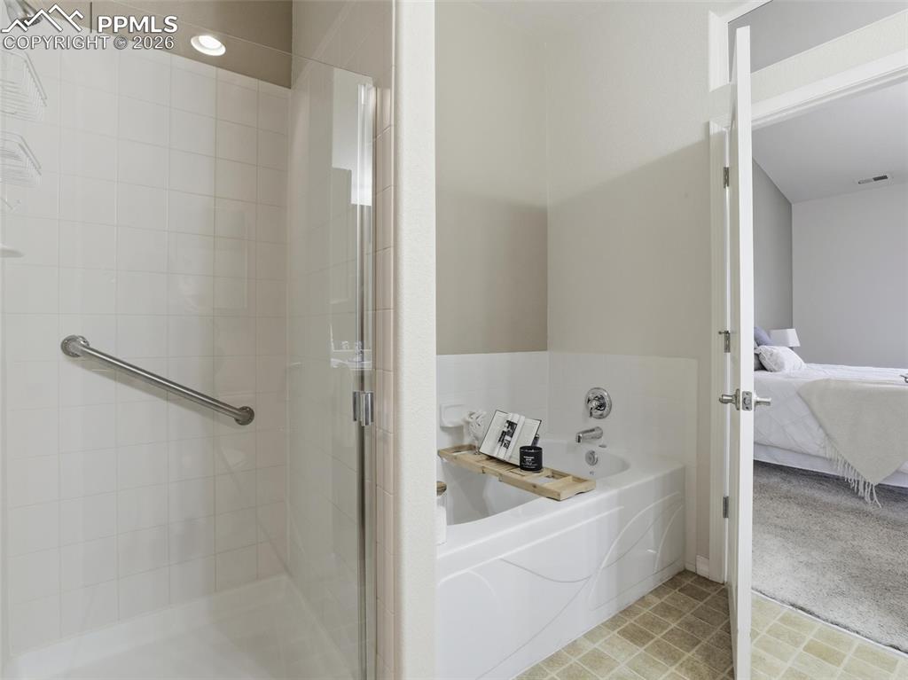 Image 23 of 43: Bathroom