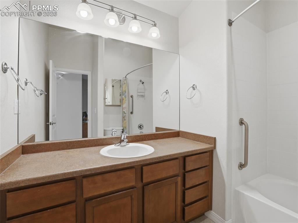 Image 29 of 43: Bathroom