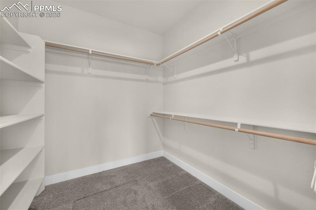 Image 19 of 30: Closet