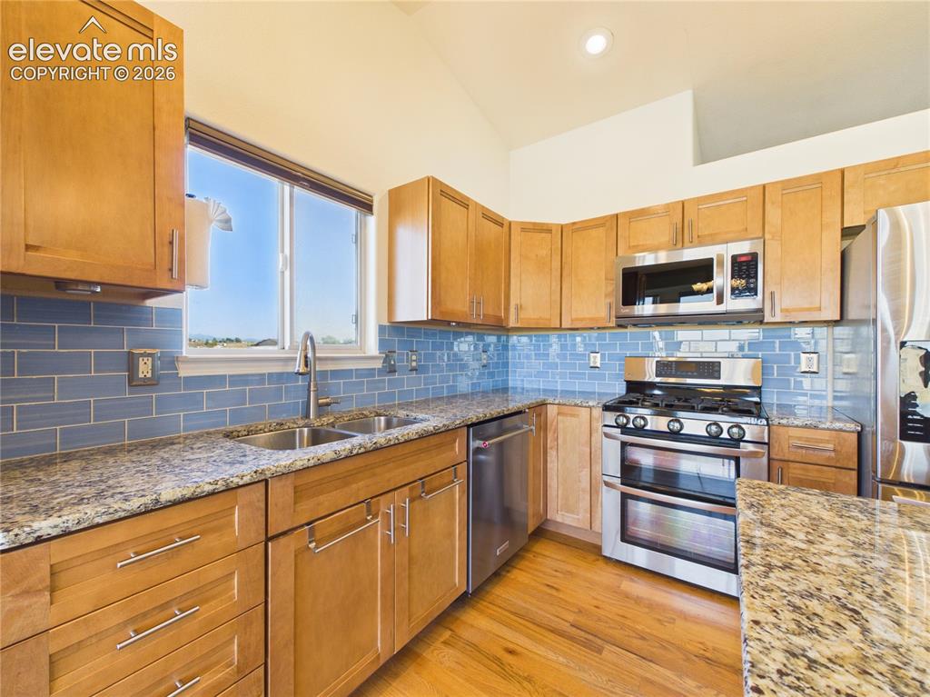 Image 14 of 50: Kitchen
