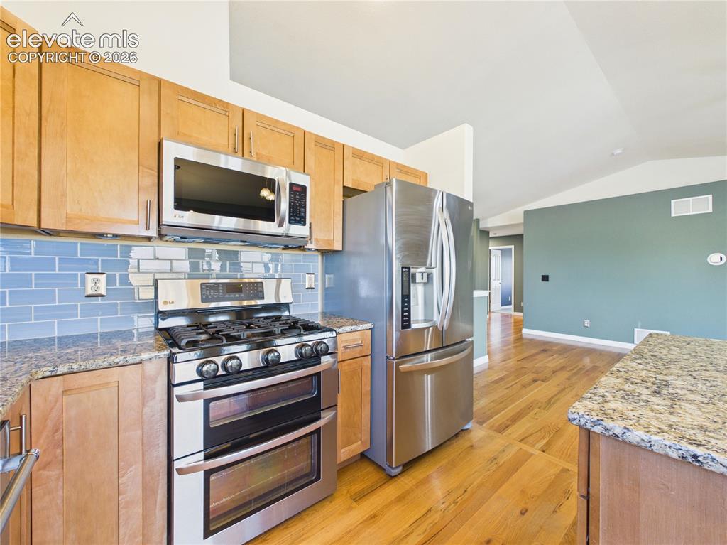 Image 15 of 50: Kitchen