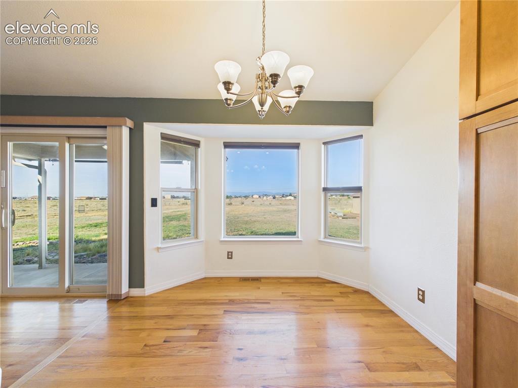 Image 18 of 50: Dining Area