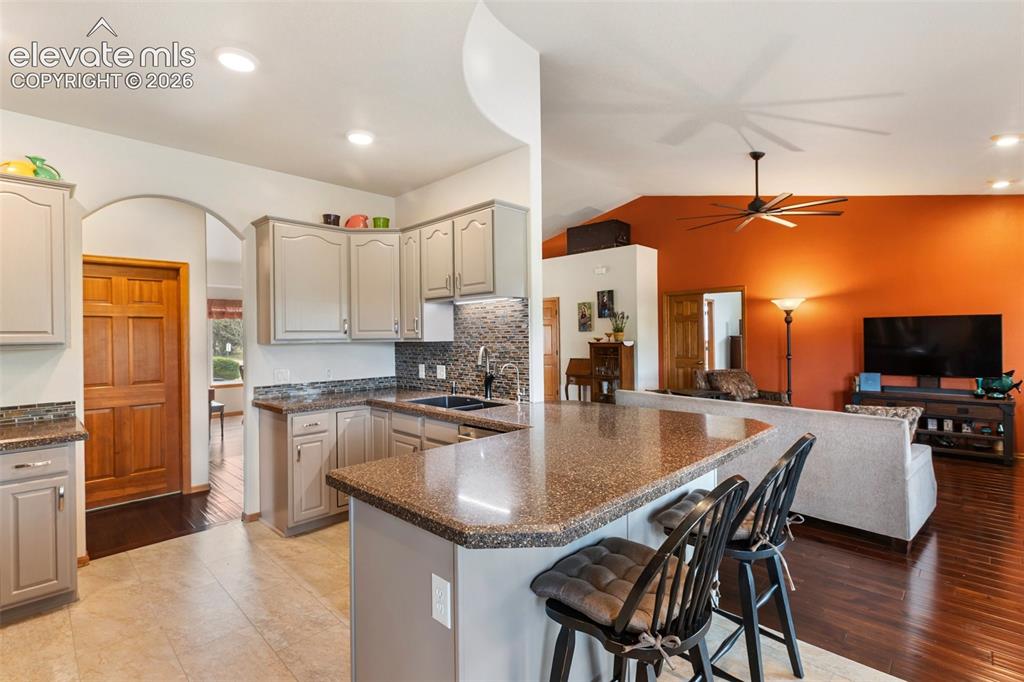 Image 14 of 50: Kitchen