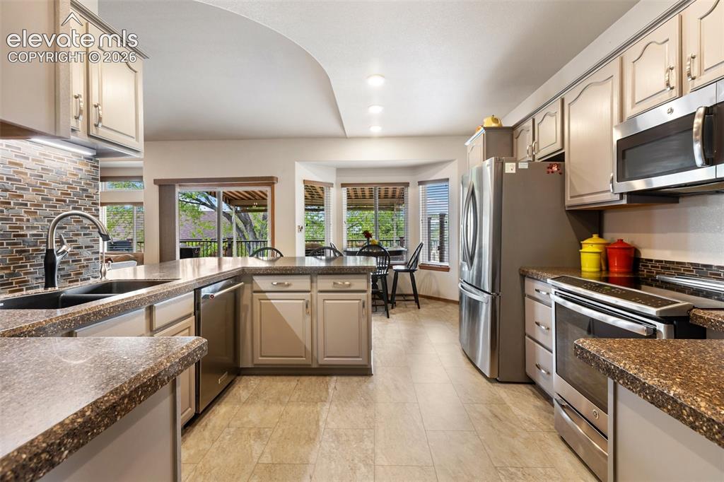 Image 15 of 50: Kitchen