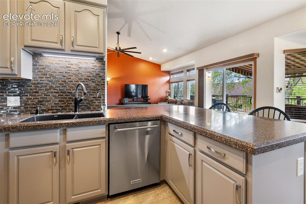Image 16 of 50: Kitchen