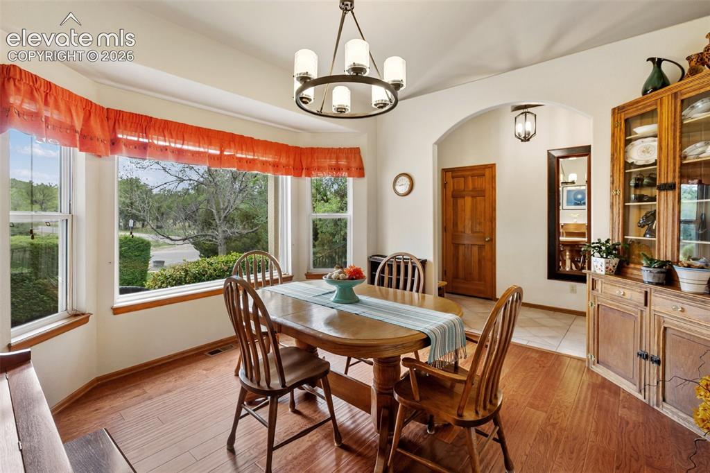 Image 18 of 50: Dining Area
