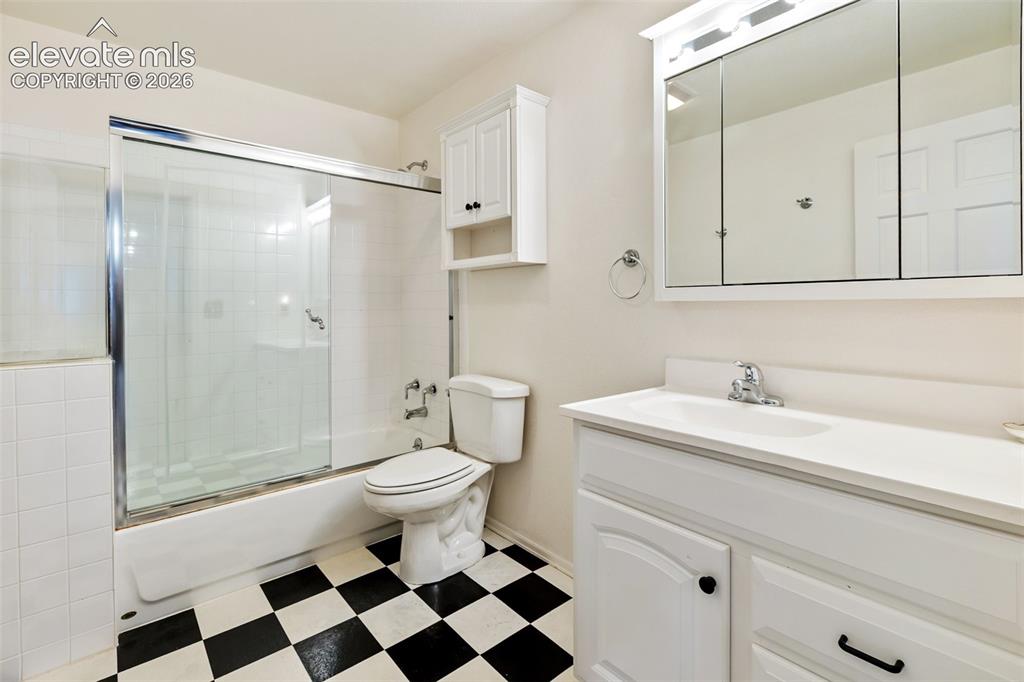 Image 43 of 50: Bathroom