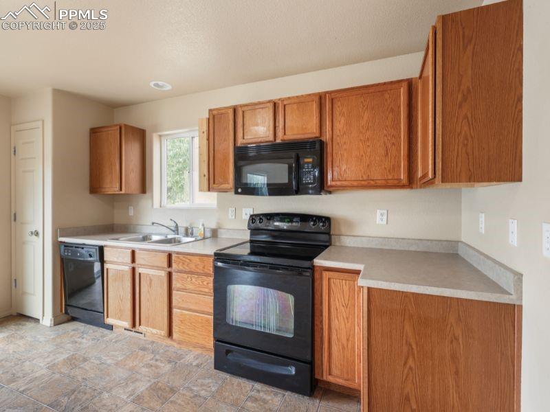 Image 10 of 38: Kitchen