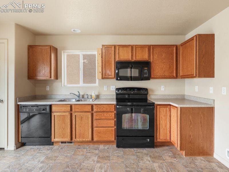 Image 11 of 38: Kitchen