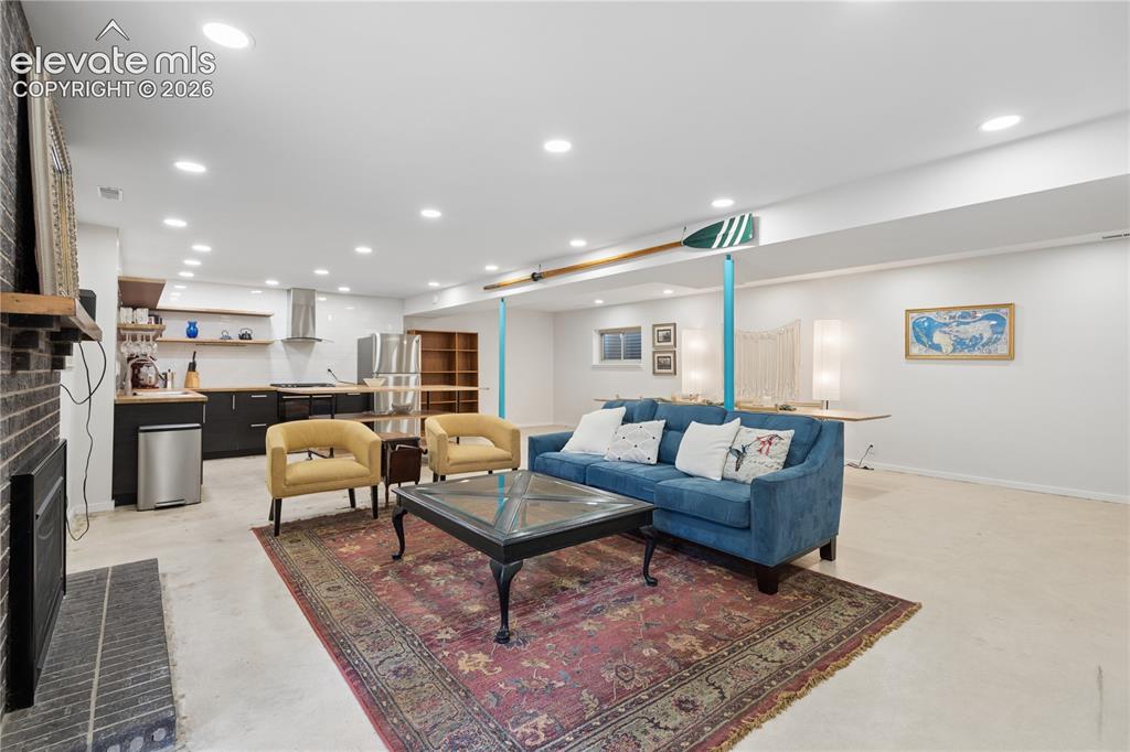 Image 34 of 44: Family Room