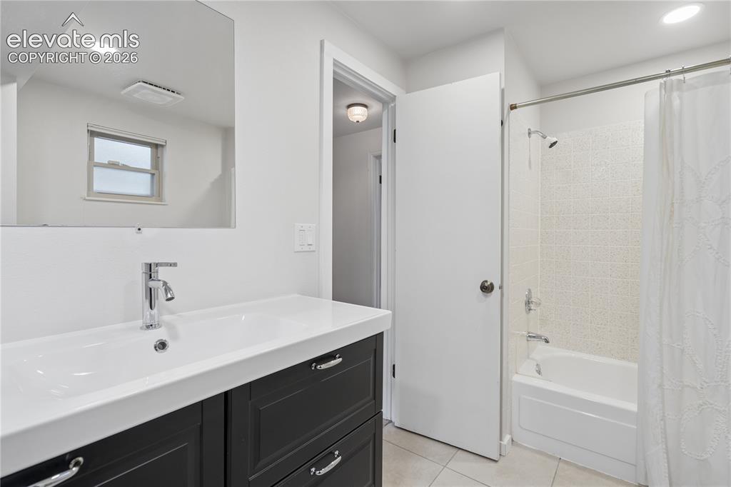 Image 40 of 44: Bathroom