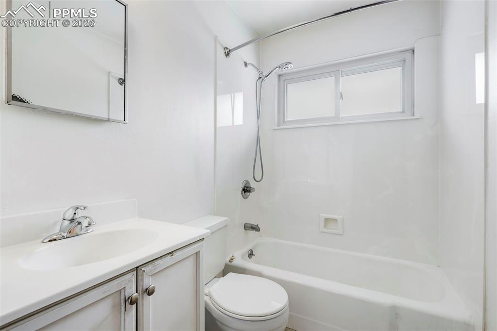 Image 10 of 26: Bathroom