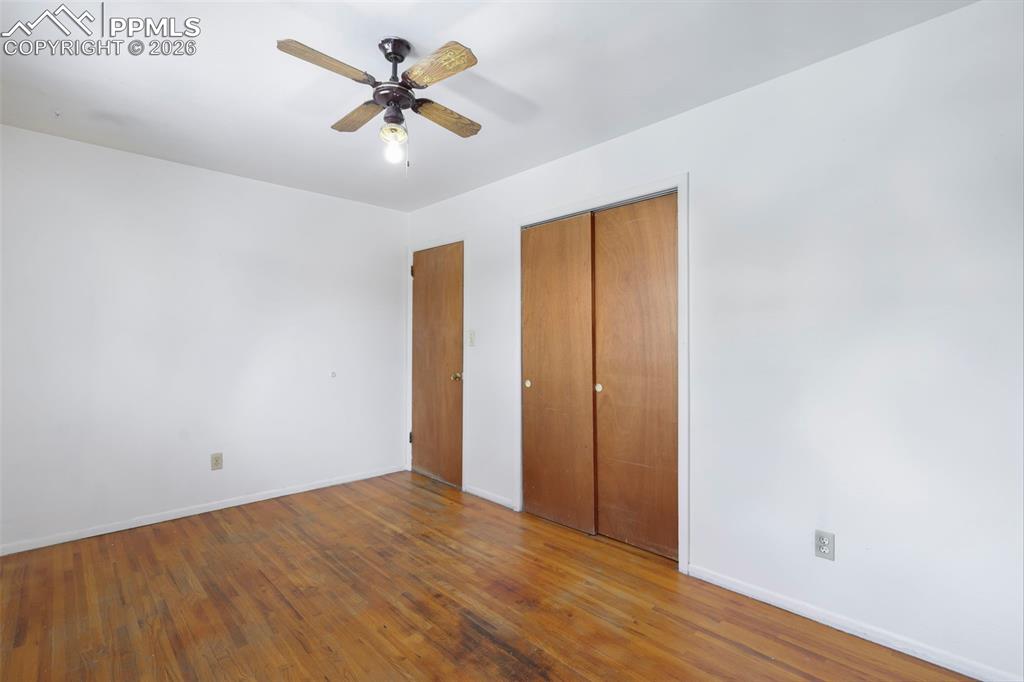 Image 14 of 26: Bedroom