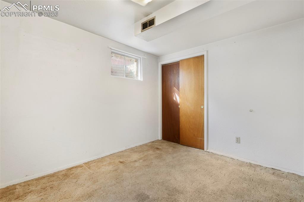 Image 19 of 26: Bedroom