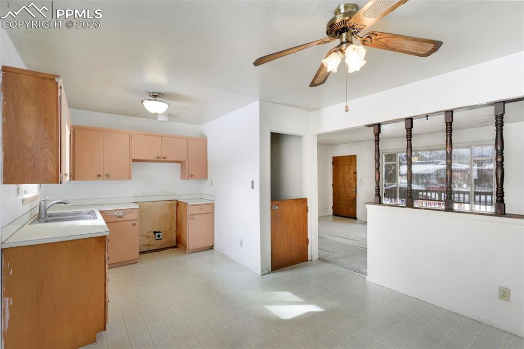 Image 7 of 26: Kitchen