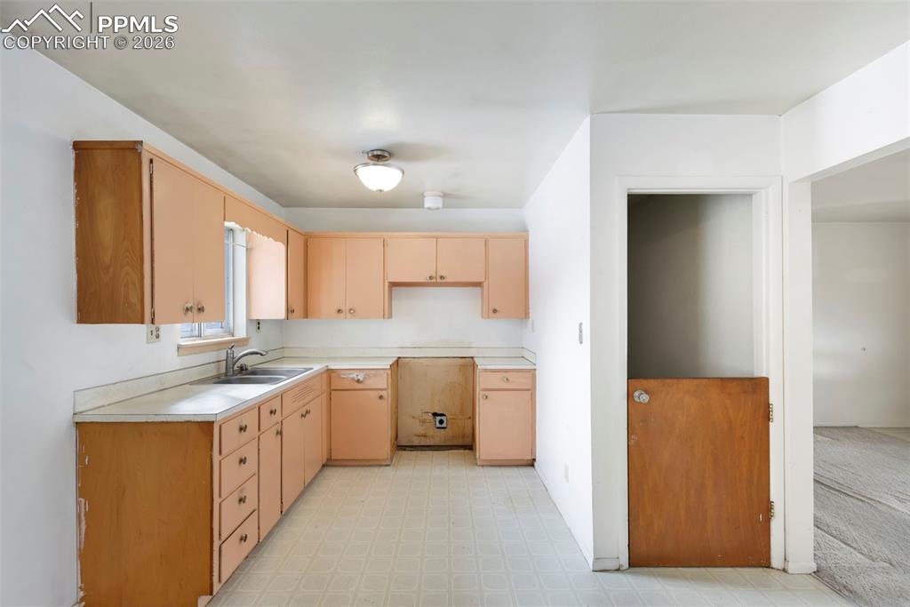 Image 8 of 26: Kitchen