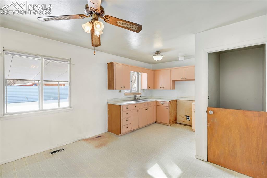 Image 9 of 26: Kitchen