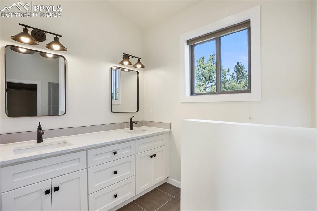 Image 17 of 38: Bathroom