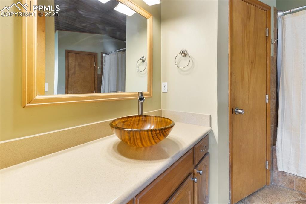 Image 15 of 31: His and her sinks and separate countertopsThey have separate sinks and coun