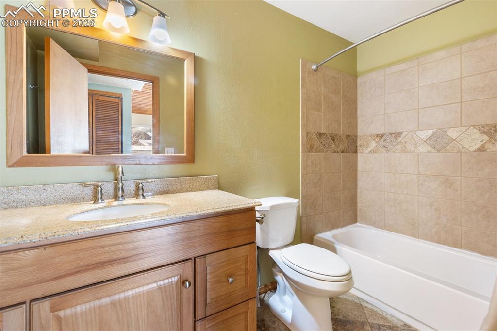 Image 29 of 31: Main floor bath