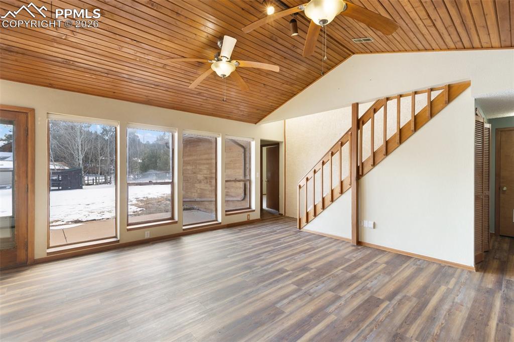 Image 6 of 31: Living Room