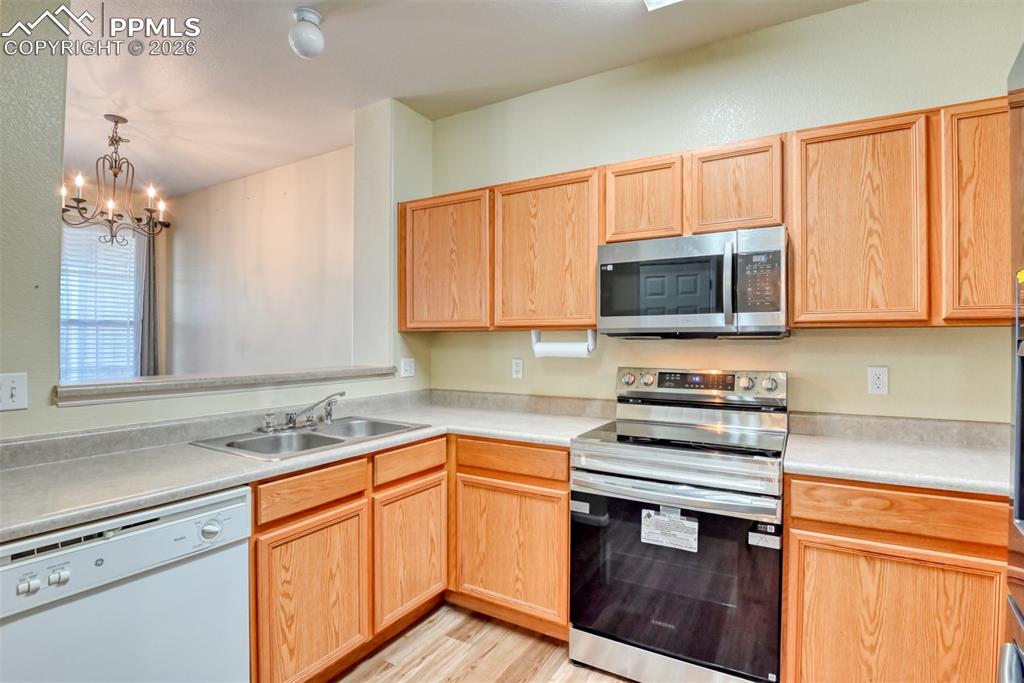 Image 11 of 50: Kitchen