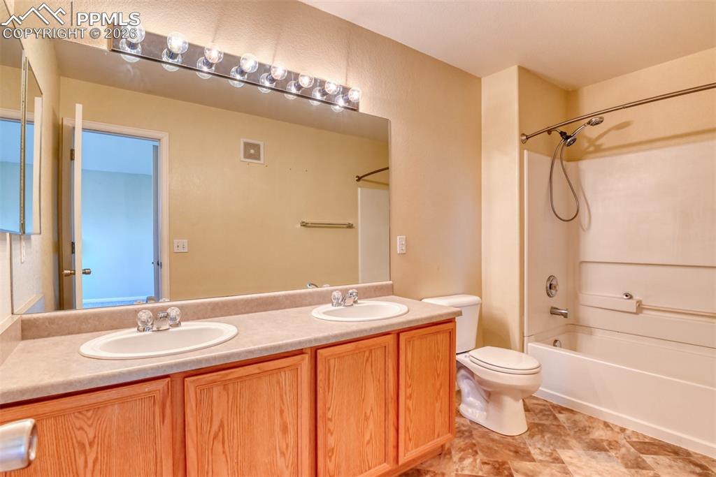 Image 20 of 50: Bathroom