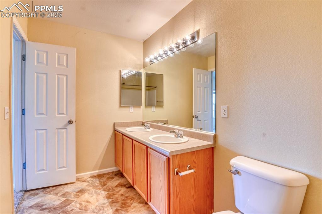 Image 21 of 50: Bathroom