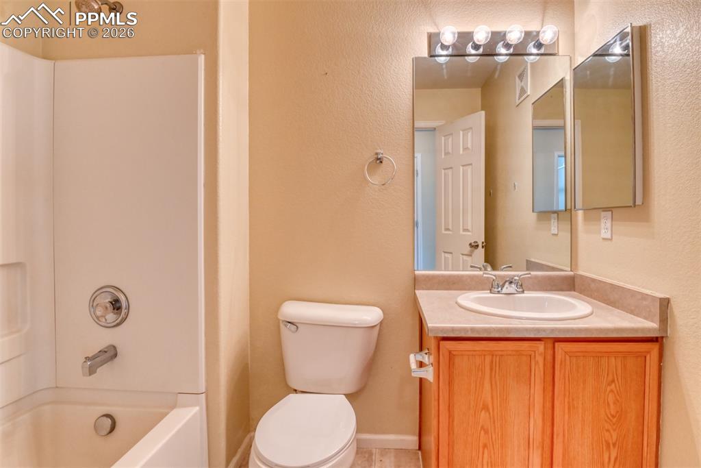 Image 27 of 50: Bathroom