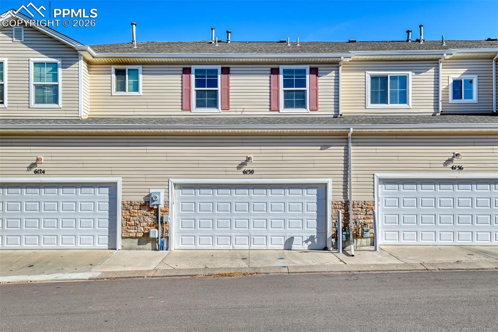 Image 35 of 50: Garage