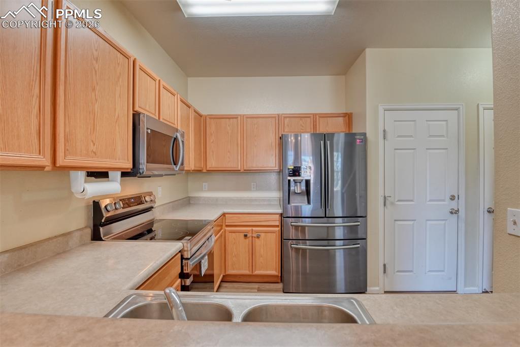 Image 9 of 50: Kitchen