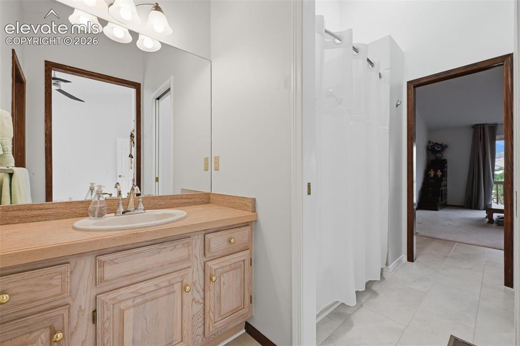 Image 18 of 44: Bathroom