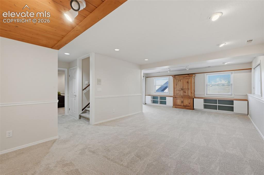Image 19 of 44: Family Room
