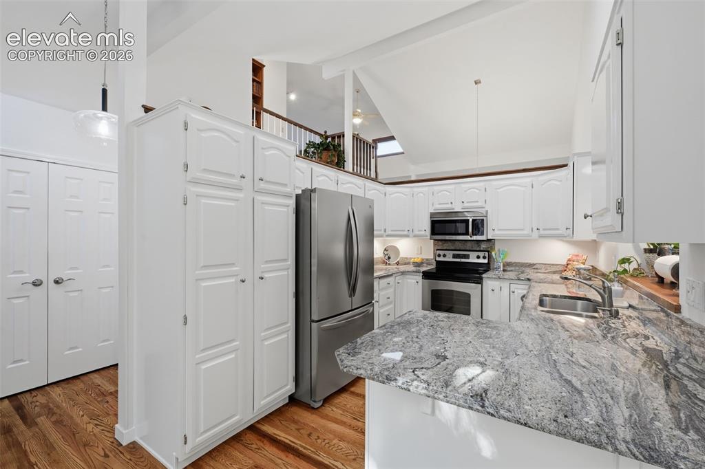 Image 7 of 44: Kitchen