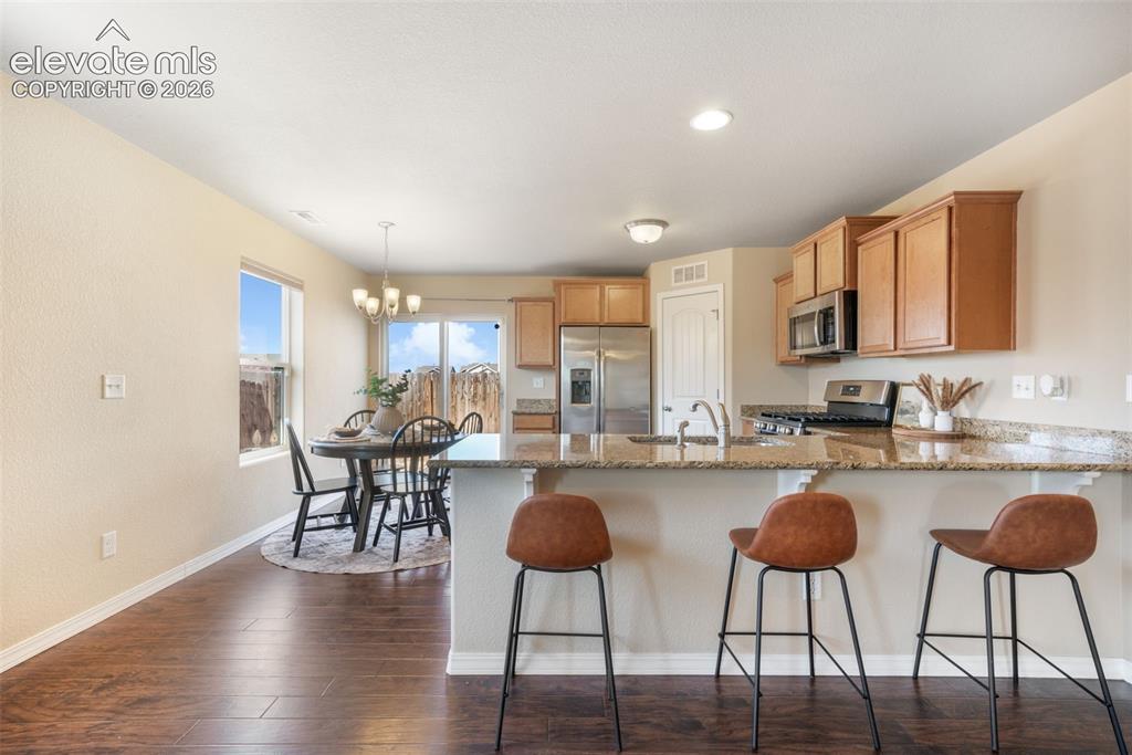 Image 10 of 50: Kitchen