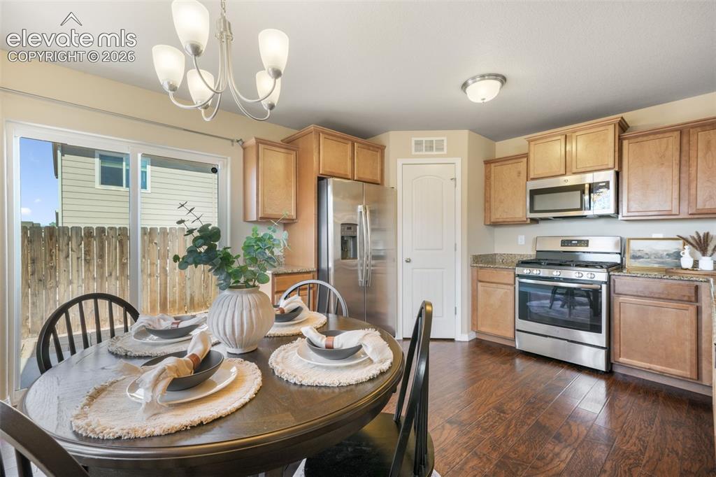 Image 13 of 50: Dining Area