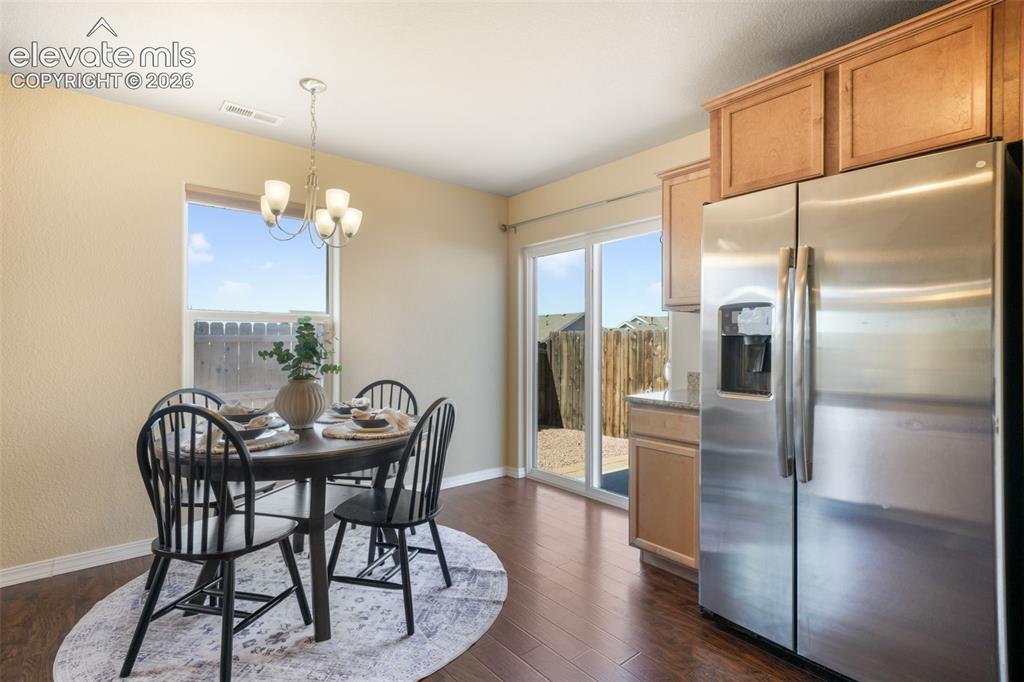 Image 15 of 50: Dining Area