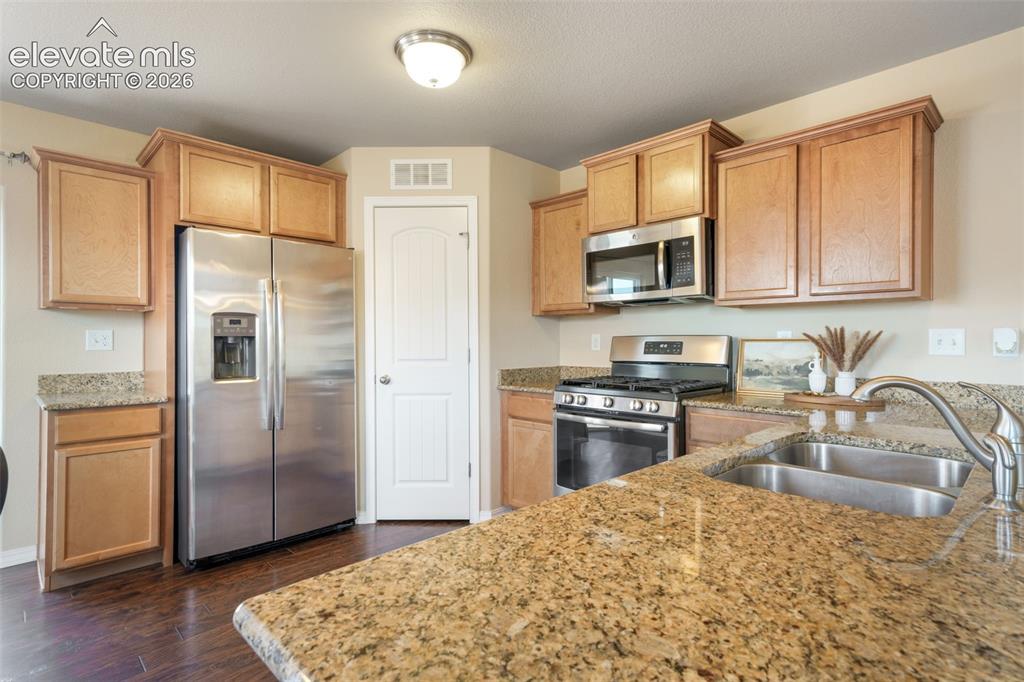 Image 16 of 50: Dining Area