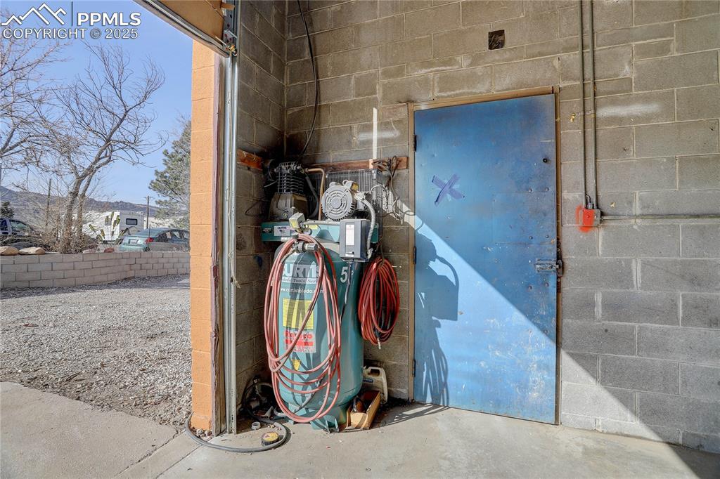 Image 10 of 15: Air compressor to convey with property