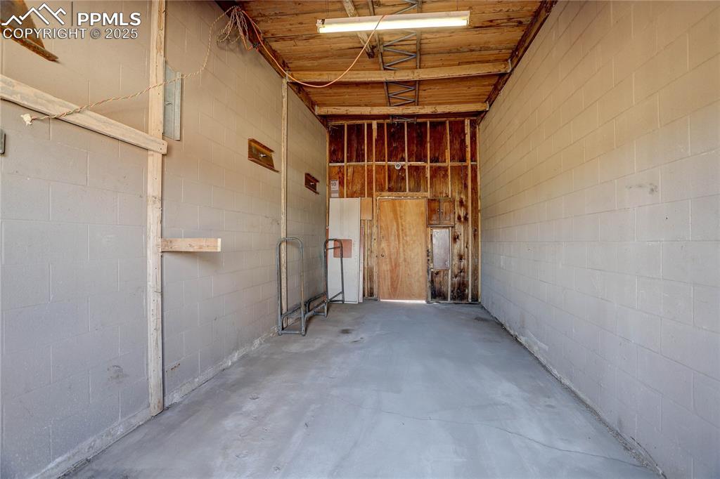 Image 11 of 15: Additional storage room