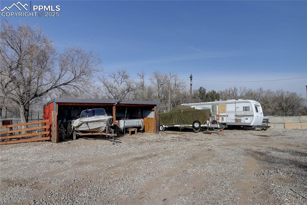 Image 13 of 15: Carport