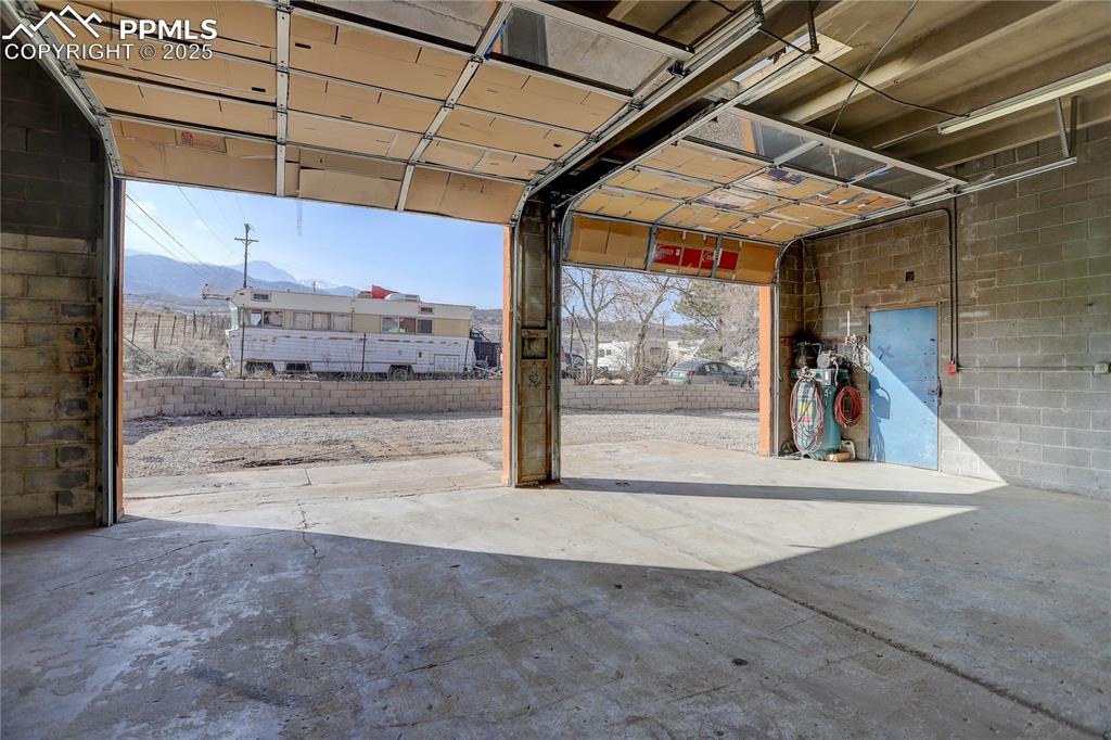 Image 8 of 15: Right hand bays