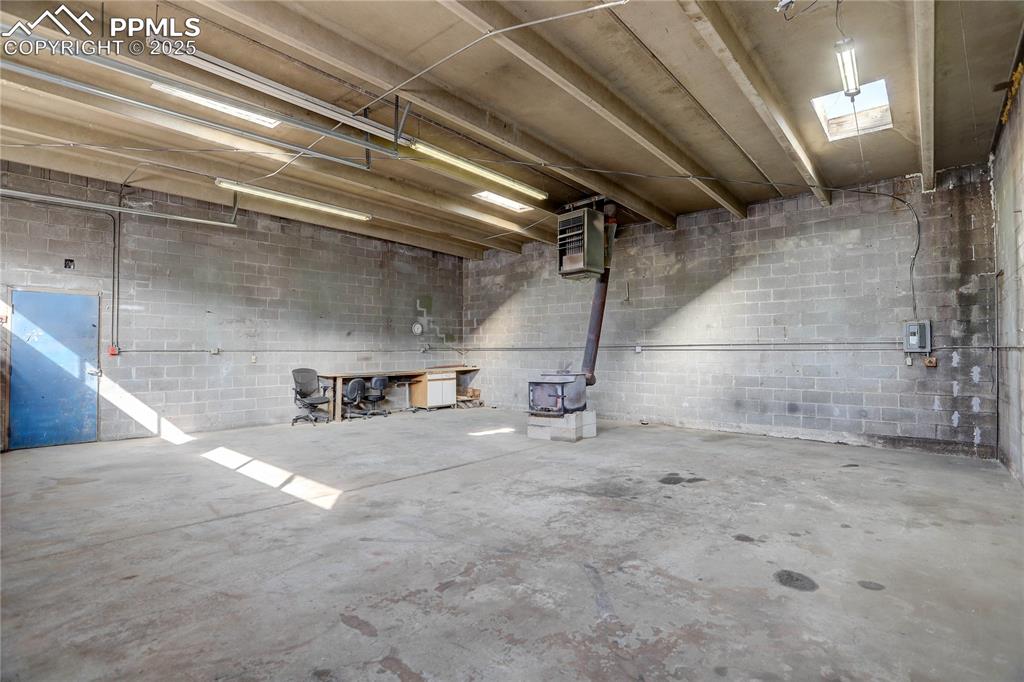 Image 9 of 15: Extra wide double bay