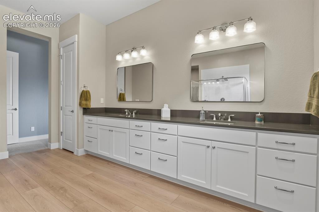 Image 19 of 48: Bathroom