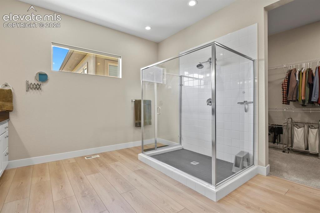 Image 20 of 48: Bathroom