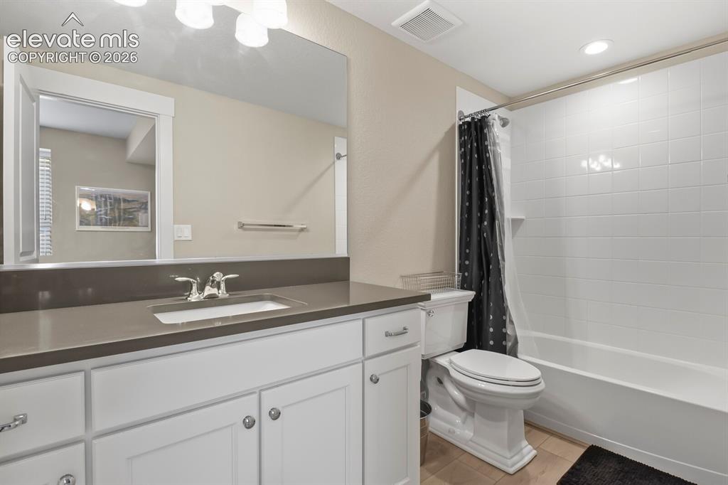 Image 38 of 48: Bathroom