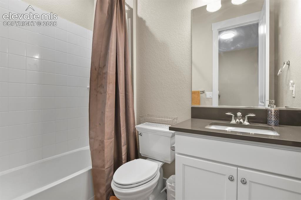 Image 39 of 48: Bathroom