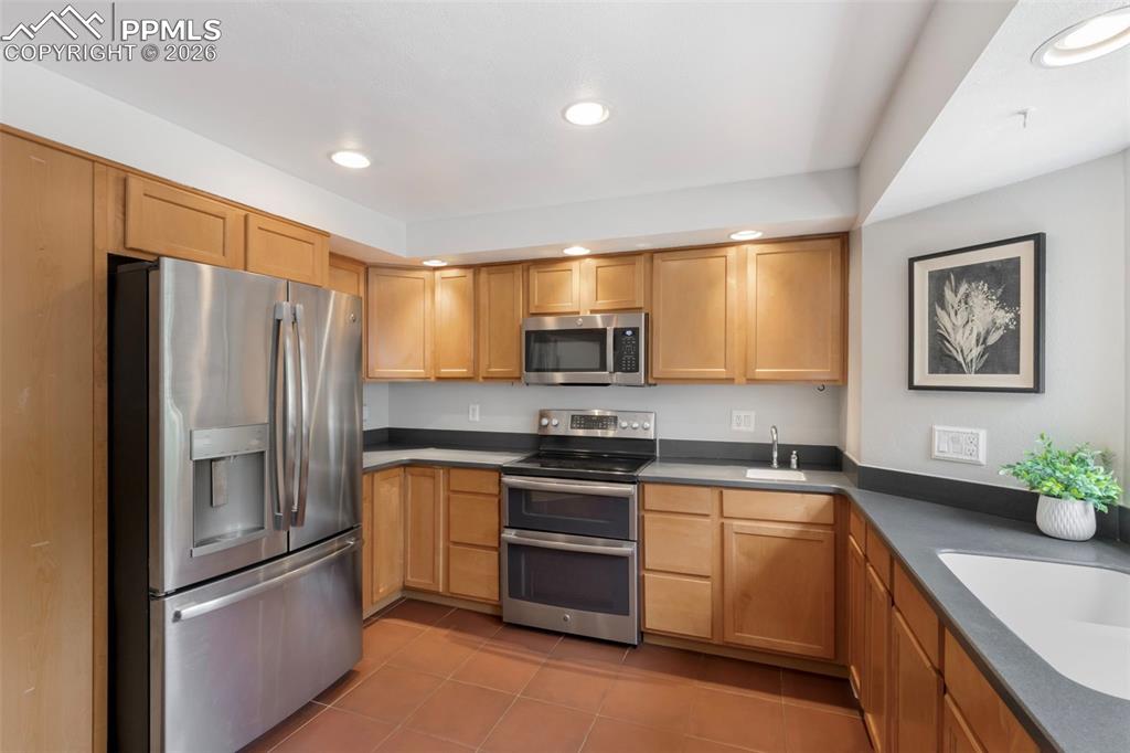 Image 11 of 36: Kitchen